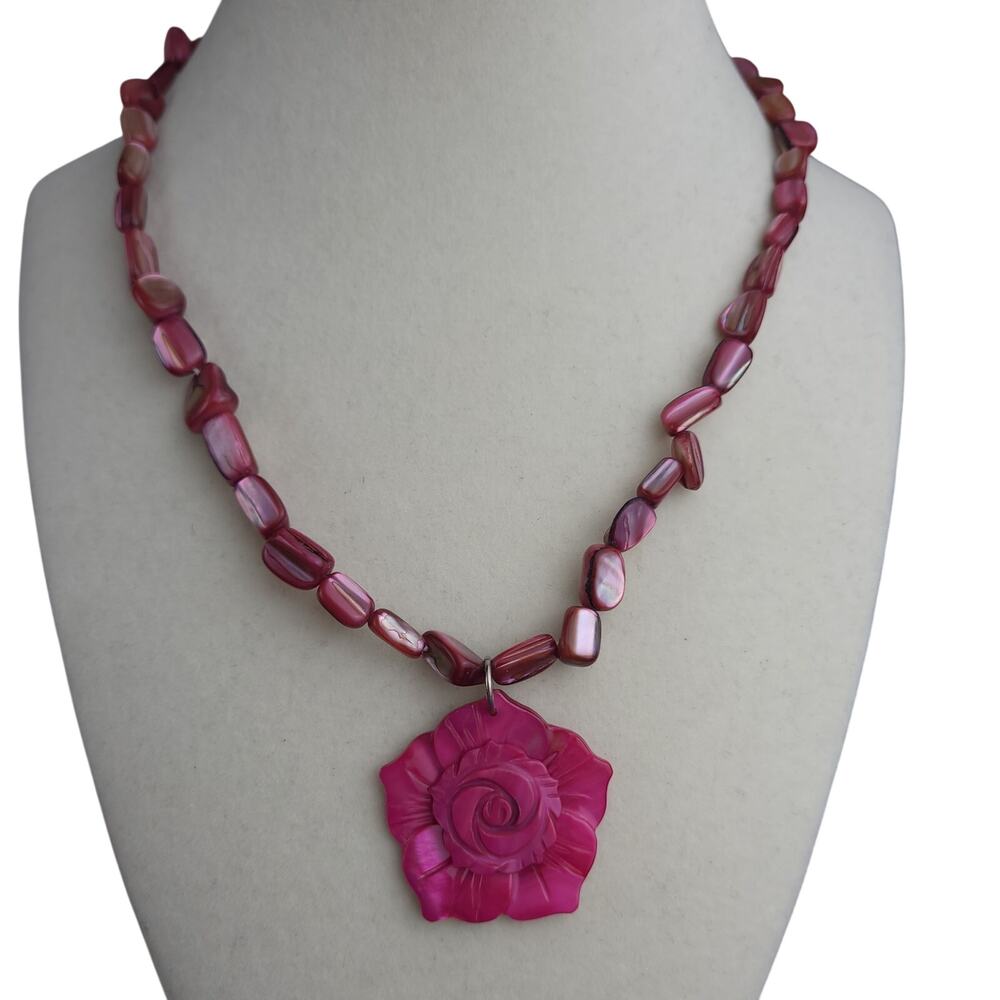 Carved Mother of Pearl Shell Flower Pendant Necklace Pink Shell Beads Vtg Y2K
